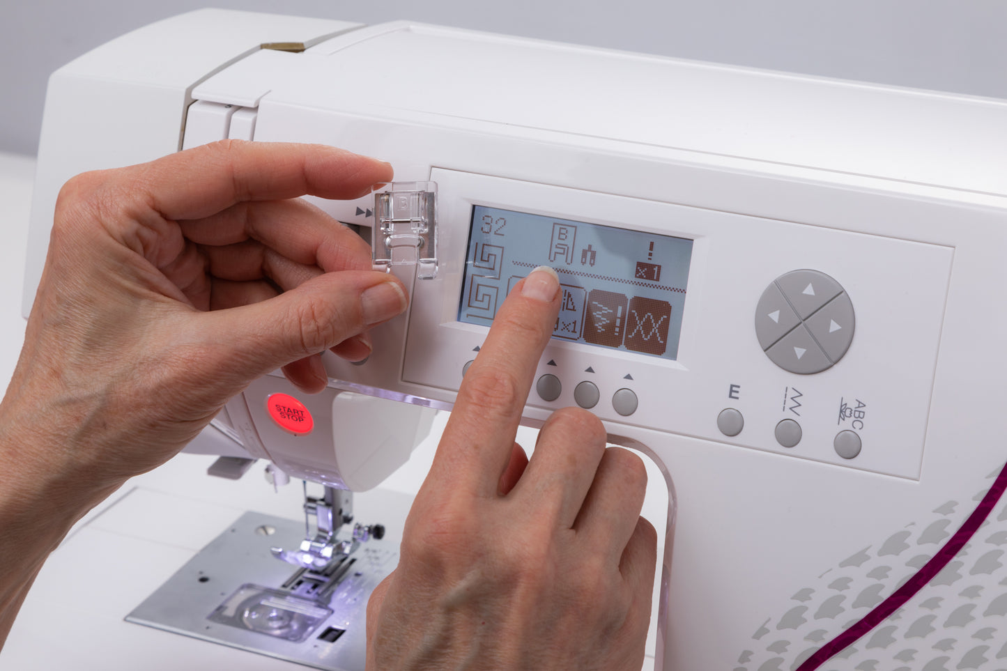 Singer C430 Professional Computerized Sewing Machine LCD Screen, 810 Stitches and Memory Capability
